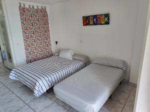 Łóżko lub łóżka w pokoju w obiekcie Minerva Apartments Sea View