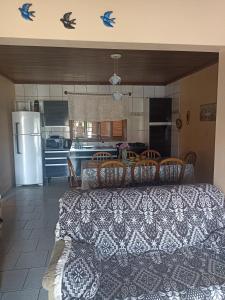 Kuchyň nebo kuchyňský kout v ubytování Casa de praia Morada do Sol