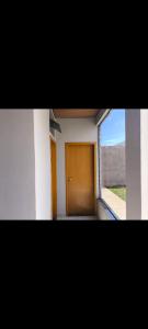 a door in the side of a building with a window at Edícula com churrasqueira in Foz do Iguaçu