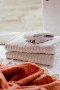 a stack of towels sitting on top of a table at CRASH'NSTAY - Juffrouw Jansen in Hooge Vaart +17 photos