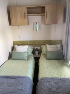 En eller flere senge i et værelse på 5 the green,lilliardsedge holiday park + 17 billeder