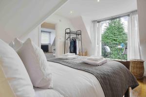 Postel nebo postele na pokoji v ubytování The Coach House Branksome