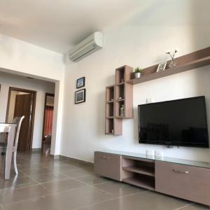 a living room with a flat screen tv on a wall at 2BR Amwaj Terrazza & Piscina in Marsa Matruh