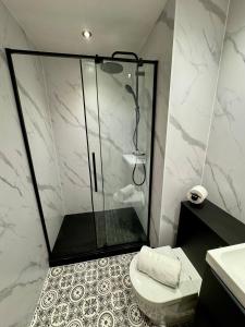a bathroom with a shower and a toilet in it at 267 Stylish 2 Bed Apartment City Centre Free Parking in Cardiff +35 photos