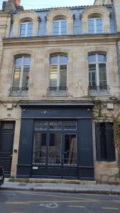 a building with a black facade on a city street at Appartement 3 personnes quartier Chartrons avec climatisation in Bordeaux
