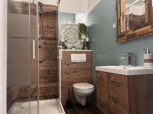 ห้องน้ำของ Neues Ferienhaus an der Ostsee mit Sauna,Kamin und Garten +42 ภาพ