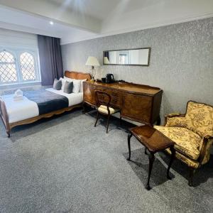 a bedroom with a bed and a desk and a chair at City Centre House in Southampton +4 photos