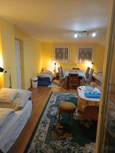 En eller flere senge i et værelse på Dékány vendégház