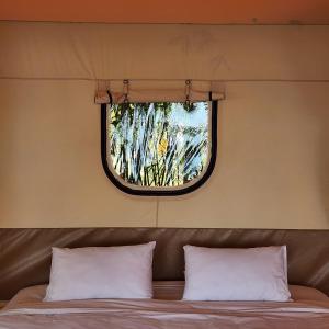 Postel nebo postele na pokoji v ubytování Lac Glamping Trian Lake