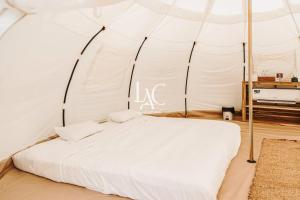 Postel nebo postele na pokoji v ubytování Lac Glamping Trian Lake