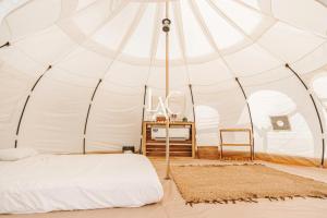 Postel nebo postele na pokoji v ubytování Lac Glamping Trian Lake
