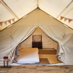 Postel nebo postele na pokoji v ubytování Lac Glamping Trian Lake