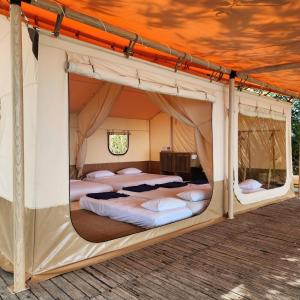 Postel nebo postele na pokoji v ubytování Lac Glamping Trian Lake
