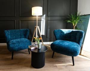 two blue chairs and a table with a lamp at Savi Guest House metro B S Paolo in Rome