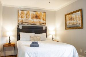a bedroom with a bed and two lamps and a mirror at Bungalow 7- Downtown, cozy, comfortable in Wilmington