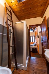 a bathroom with a ladder next to a refrigerator at Rustico verginate 3 in Bellano