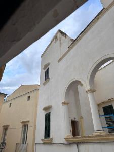 een gebouw met bogen aan de zijkant bij Dimora Del Corallo in Gallipoli