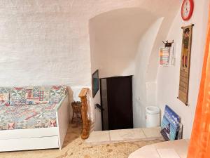 een woonkamer met een bank en een hal bij Dimora Del Corallo in Gallipoli