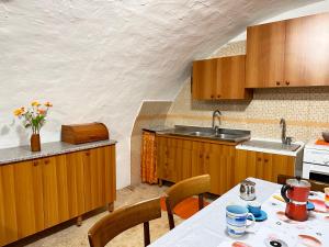 een keuken met houten kasten en een tafel met stoelen bij Dimora Del Corallo in Gallipoli