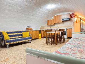 een woonkamer met een bank en een tafel bij Dimora Del Corallo in Gallipoli