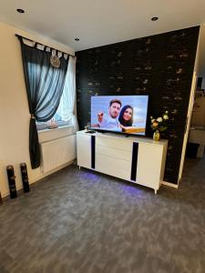 Μια τηλεόραση ή/και κέντρο ψυχαγωγίας στο Beti Apartment 3