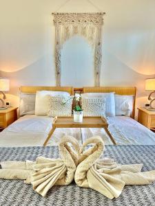 ein Schlafzimmer mit einem Bett mit einem Herztuch drauf in der Unterkunft Best4U Nautico in San Miguel de Abona + 29 Fotos