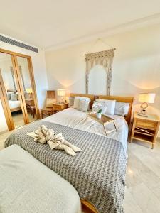 ein Schlafzimmer mit zwei Betten mit Handtüchern darauf in der Unterkunft Best4U Nautico in San Miguel de Abona