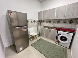 uma cozinha com geladeira e máquina de lavar em Furnished Apartment For Rent Abudhabi City em Abu Dhabi
