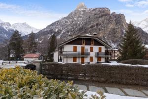 a house with a mountain in the background at Il triangolo sul Bianco degli sportivi! in Courmayeur