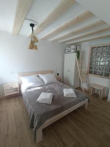 a bedroom with a bed with two towels on it at Apartamento Rural Otxalanta in Ancín