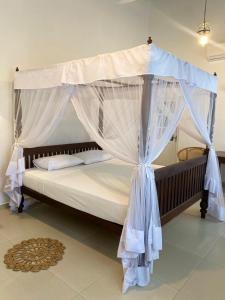 Giường trong phòng chung tại Villa Wasana - Galle +11 ảnh
