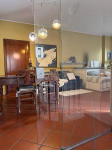 a living room with a table and a bed at A casa di Giulia in Ponte dellʼAgrato