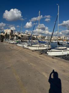 a shadow of a person taking a picture of boats at Apartmán se 2 ložnicemi in Isla del Fraile