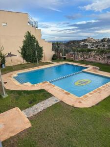 a swimming pool in the yard of a house at Apartmán se 2 ložnicemi in Isla del Fraile