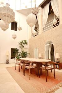 Televiisor ja/või meelelahutuskeskus majutusasutuses Riad de charme