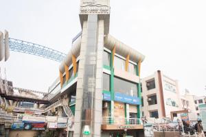a building in the middle of a busy street at Hotel O Arora shoppers park in Ghaziabad