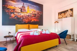 Un dormitorio con una cama amarilla y un cuadro en la pared. en Ai Tesori di Palermo, en Palermo