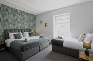 En eller flere senge i et værelse på Cosy 2 Bed House for Contractors