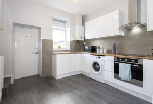 Køkken eller tekøkken på Cosy 2 Bed House for Contractors