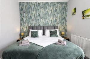 En eller flere senge i et værelse på Cosy 2 Bed House for Contractors