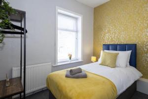 En eller flere senge i et værelse på Cosy 2 Bed House for Contractors + 2 billeder