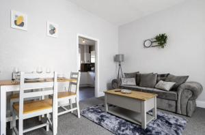 Et opholdsområde på Cosy 2 Bed House for Contractors