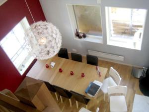 Hovfjällstoppens Stugby في Överbyn: غرفة طعام مع طاولة وثريا