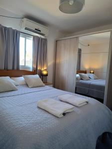 a bedroom with two beds with towels on them at Departamento amplio en zona tranquila cercana al centro de Ezeiza in Ezeiza