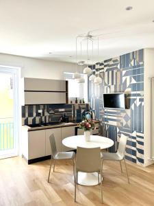 una cucina con un tavolo e sedie in una stanza di Simposio - Luxury Apartment Rome a Roma