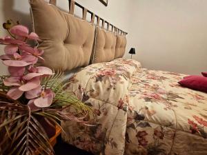 a bed with a bedspread with flowers on it at La Spiga di Grano in Piancastagnaio