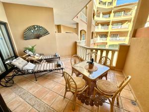 Zimmer mit einem Balkon mit Tisch und Stühlen in der Unterkunft El Nautico Apartment in San Miguel de Abona + 42 Fotos