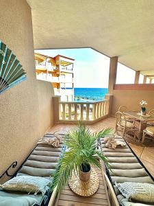 ein Balkon mit Stühlen und Blick auf das Meer in der Unterkunft El Nautico Apartment in San Miguel de Abona