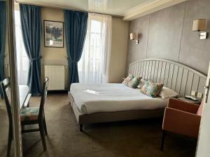 Ένα ή περισσότερα κρεβάτια σε δωμάτιο στο Cit'Hotel le Challonge