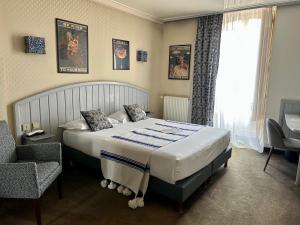 Ένα ή περισσότερα κρεβάτια σε δωμάτιο στο Cit'Hotel le Challonge